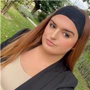 Étudiante donnant des cours particuliers pour l'aide aux devoirs et le soutien scolaire de niveau primaire et collège